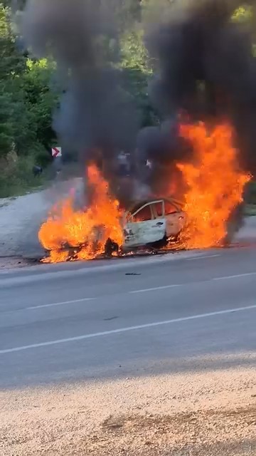Seyir halindeki araç alevlere teslim oldu