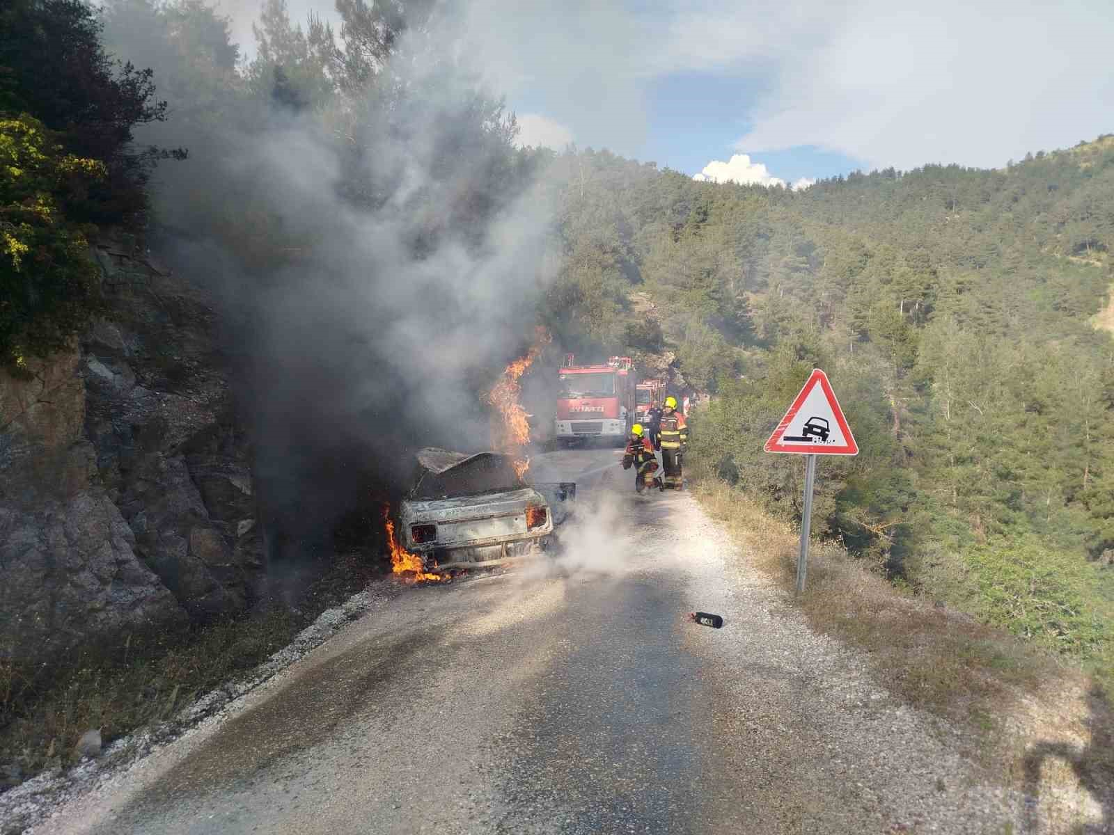 Dursunbey’de araç yangını ormana sıçradı