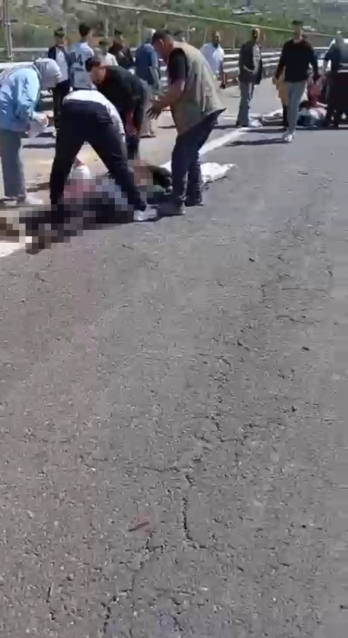 Şanlıurfa&rsquo;da kurbanlık y&uuml;kl&uuml; kamyonet devrildi: 1 &ouml;l&uuml;, 1 yaralı
