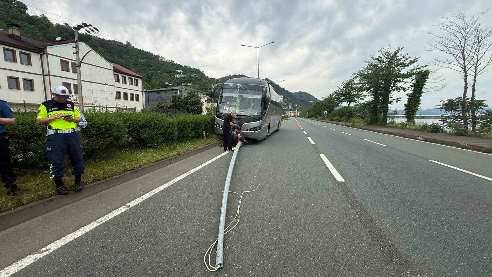 Karşı şeride savrulan otob&uuml;s faciayı kıl payı atlattı
