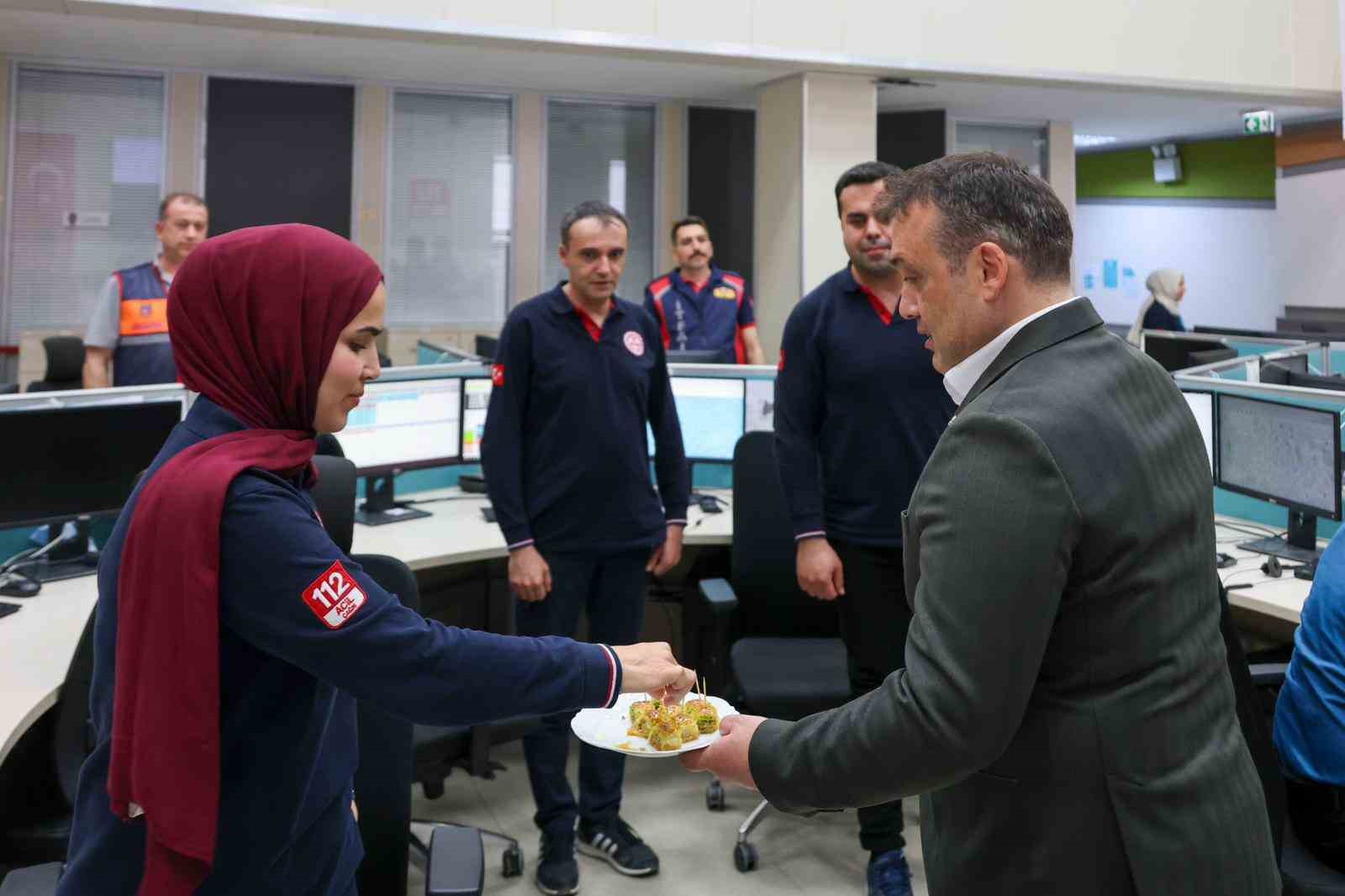 Vali Sözer 112 Acil Çağrı Merkezi’nde bayram mesaisi yapan personelle buluştu