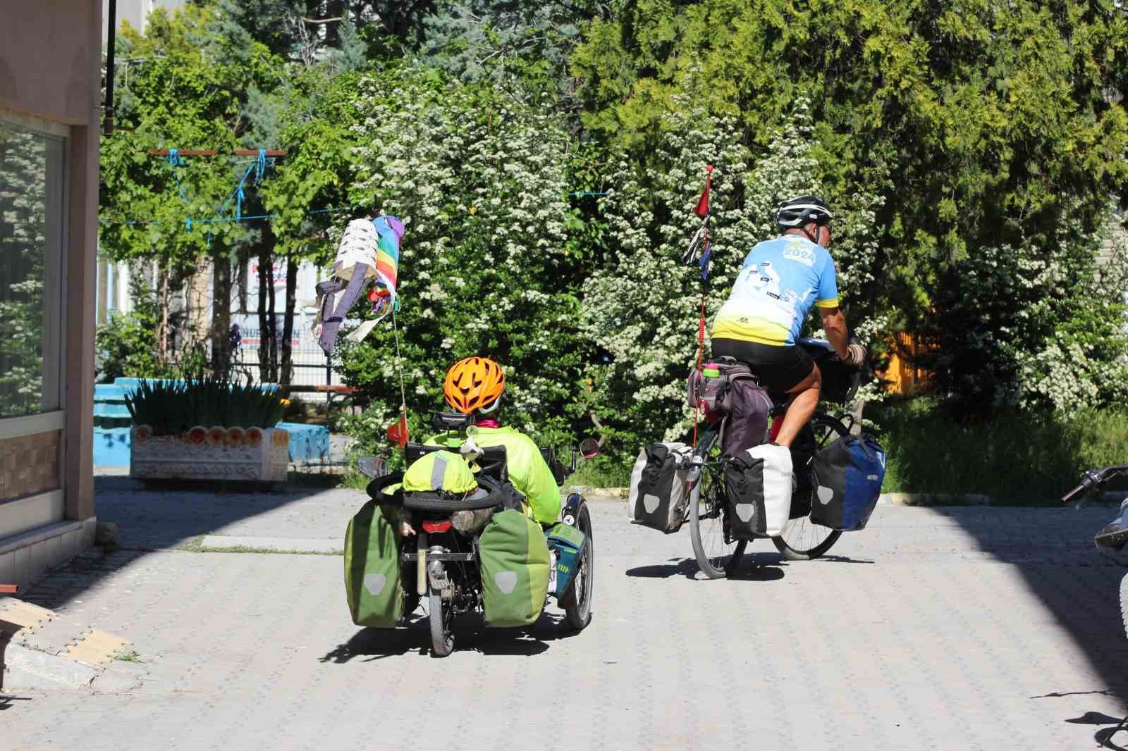 Fransa&rsquo;dan bisikletle yola &ccedil;ıkan &ccedil;ift Karapınar&rsquo;da mola verdi
