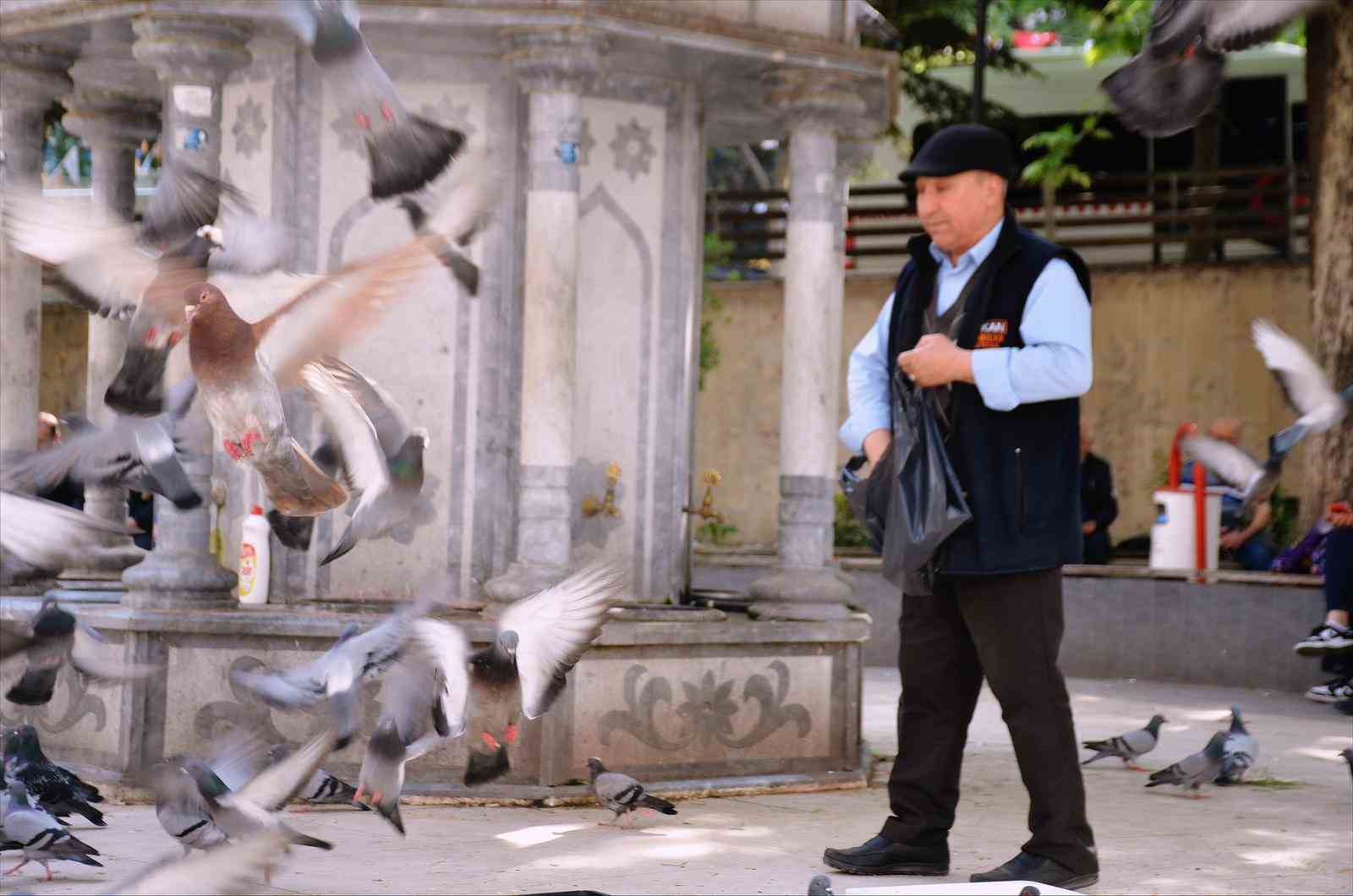 Bu bayramda eşini dostunu bıraktı, beslediği kuşlara koştu
