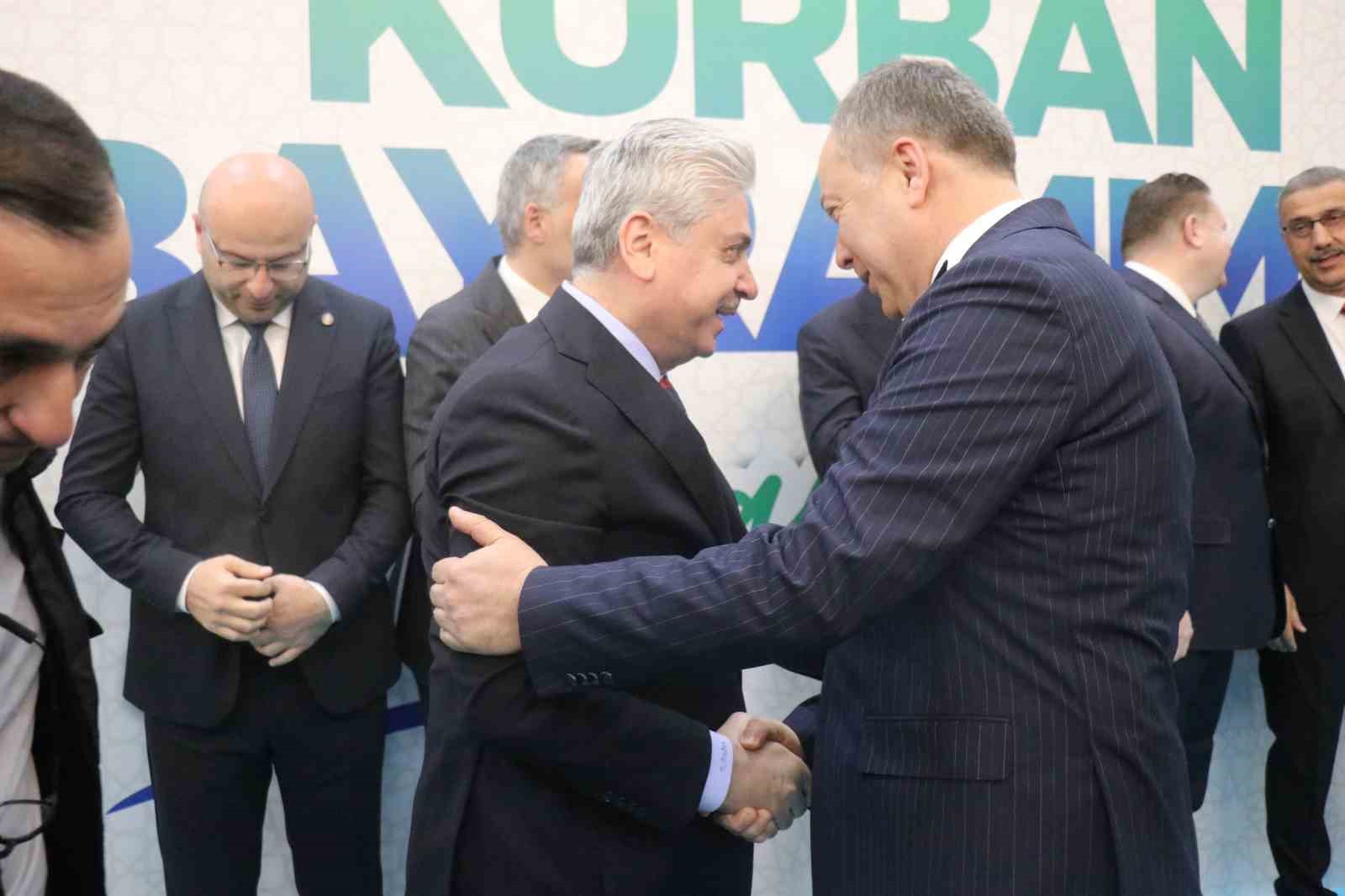 Sakarya protokolü ve vatandaşlar bayramlaştı
