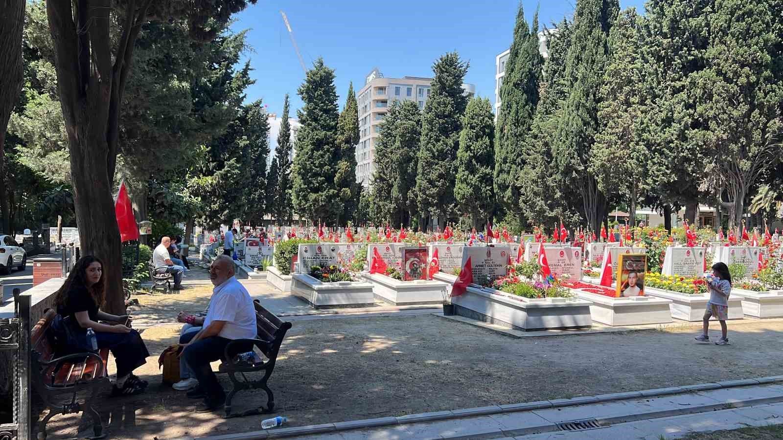 Edirnekapı Şehitliği’nde hüzünlü bayram: Şehit aileleri yakınlarını ziyaret etti
