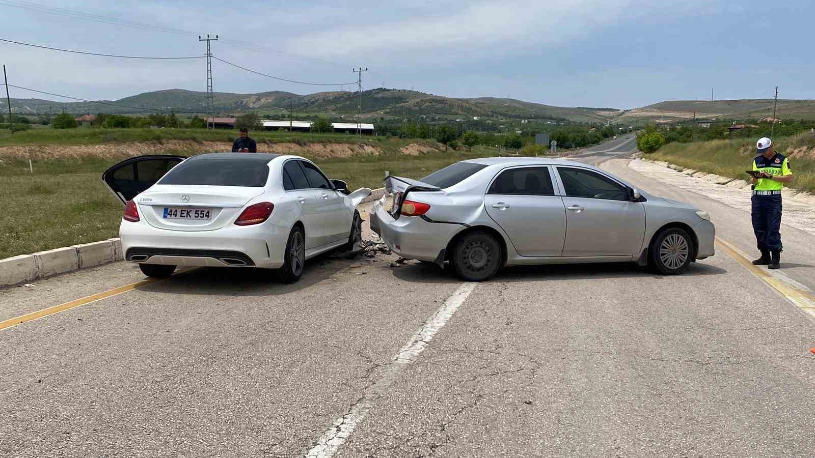 Elazığ’da otomobiller çarpıştı: 1’i hamile 4 yaralı
