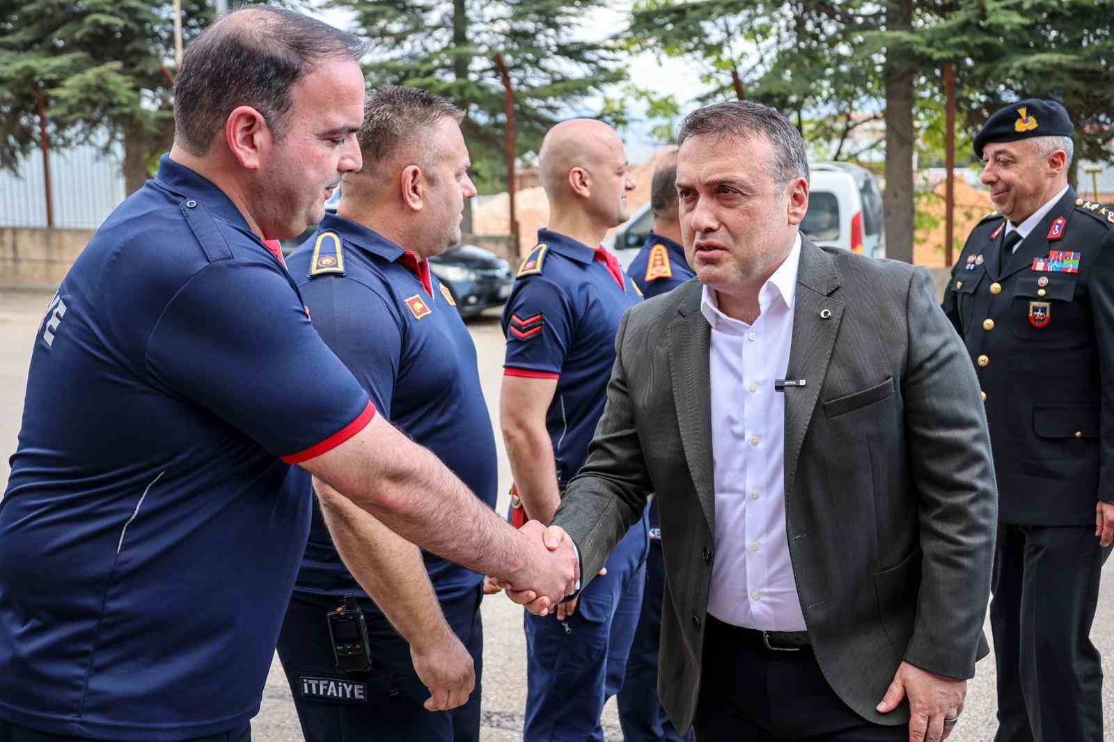 Vali S&ouml;zer itfaiye personeliyle bayramlaştı
