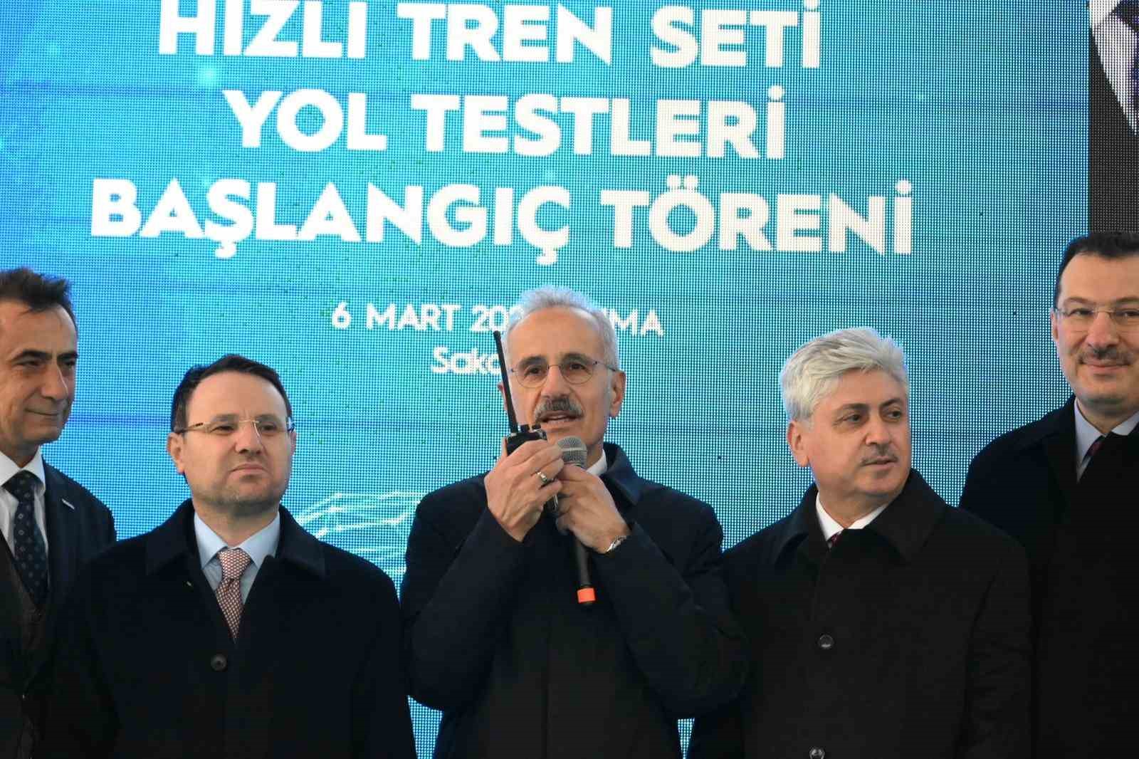 Bakan Uraloğlu: "Test s&uuml;re&ccedil;leri başarıyla devam eden Milli Elektrikli Hızlı Tren&rsquo;imiz saatte 240 kilometre hıza ulaştı"
