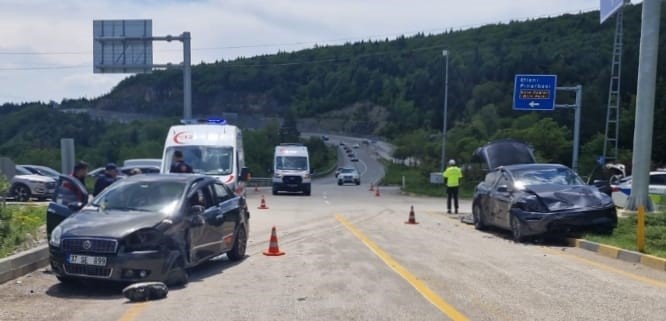 Kavşakta iki otomobil çarpıştı: 4 Yaralı