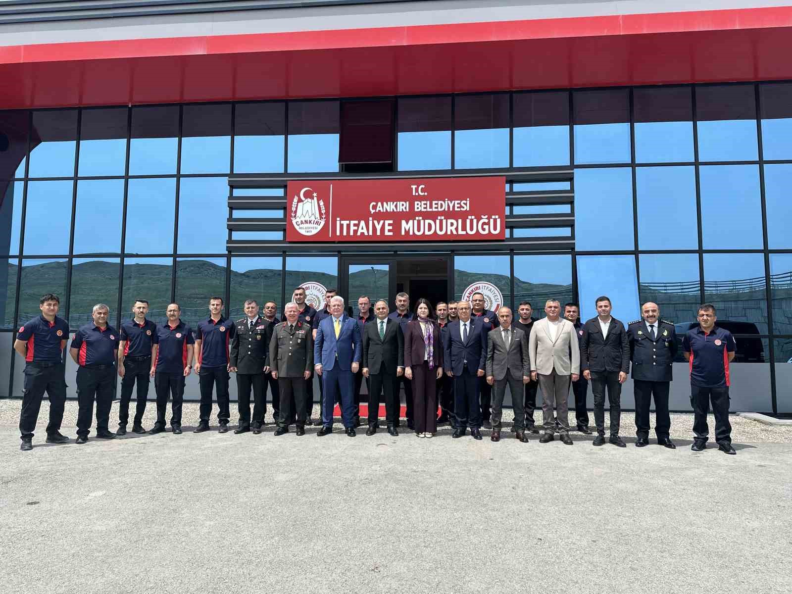Çankırı’da protokol üyeleri, bayramda çalışan kurum personelleriyle bayramlaştı
