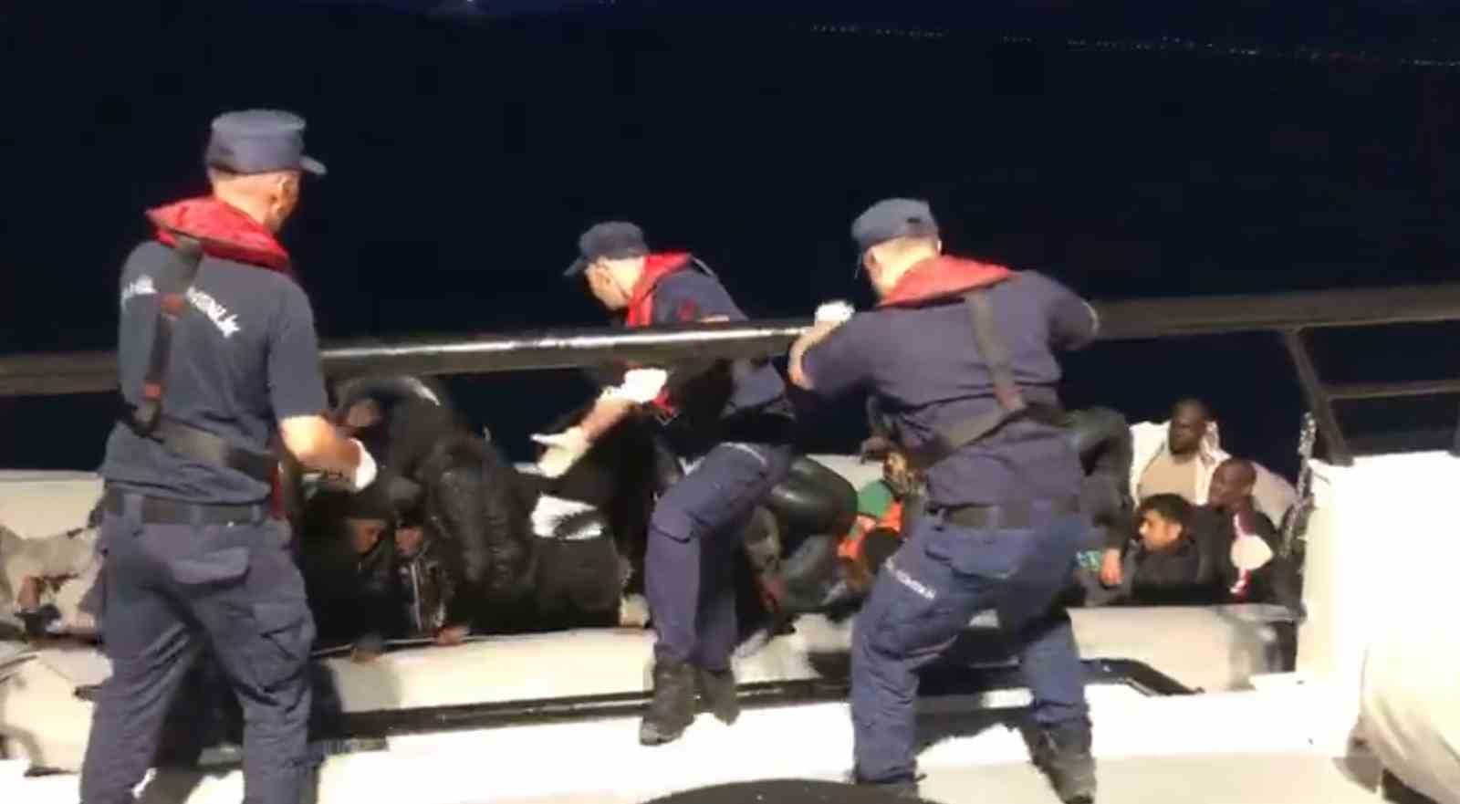 İzmir&rsquo;de 66 d&uuml;zensiz g&ouml;&ccedil;men yakalandı
