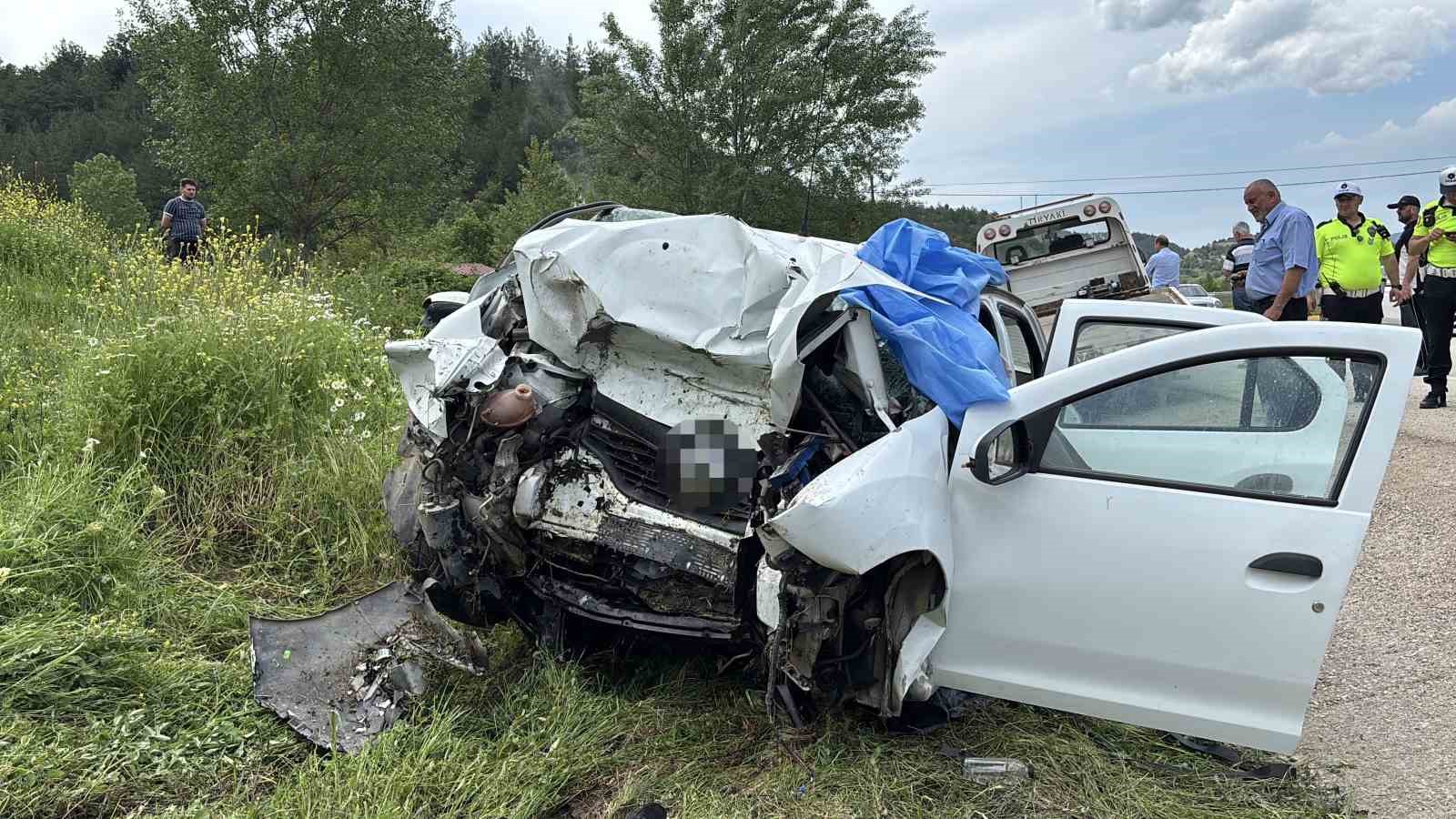 Kastamonu’da feci kaza: İstinat duvarına çarpan otomobildeki 3 kişi öldü, 1 kişi ağır yaralandı