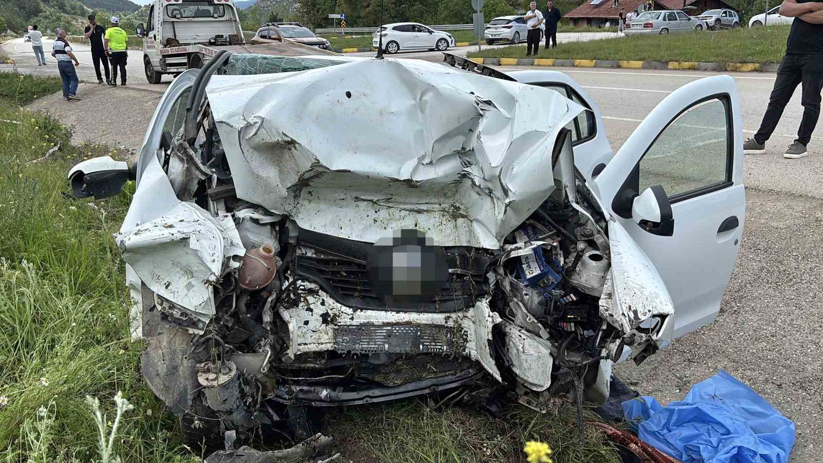 Kastamonu&rsquo;da feci kaza: İstinat duvarına &ccedil;arpan otomobildeki 3 kişi &ouml;ld&uuml;, 1 kişi ağır yaralandı
