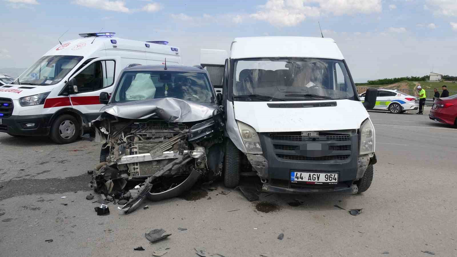 Malatya&rsquo;da minib&uuml;s ile hafif ticari ara&ccedil; &ccedil;arpıştı: 8 yaralı
