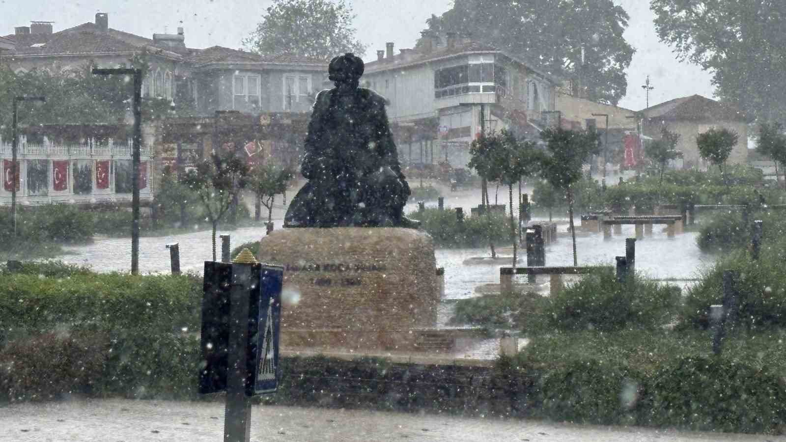 Edirne’de yollar göle döndü: Araçlar mahsur kaldı