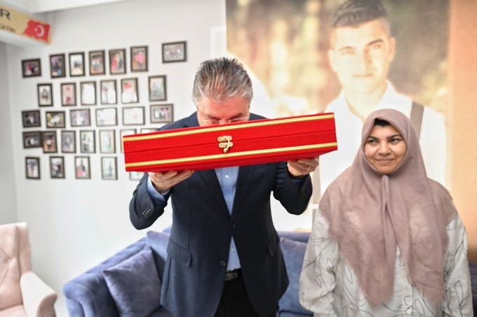 Vali Erdinç Yılmaz, Şehit Recep Çetin’in ailesine bayram ziyaretinde bulundu