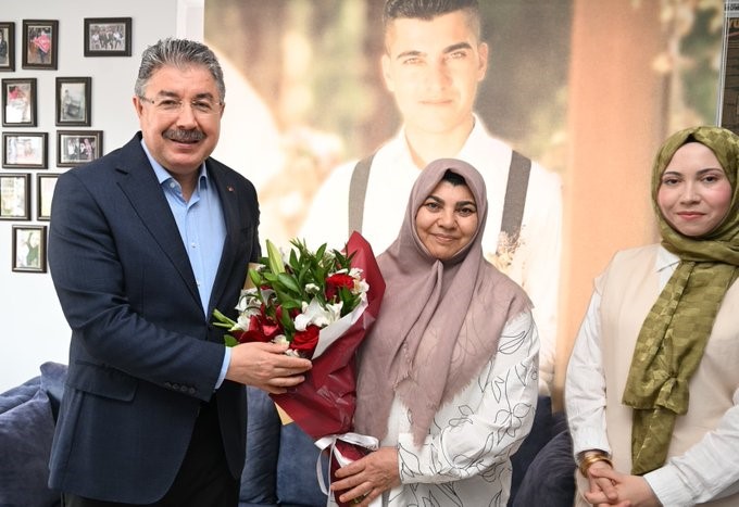 Vali Erdin&ccedil; Yılmaz, Şehit Recep &Ccedil;etin&rsquo;in ailesine bayram ziyaretinde bulundu
