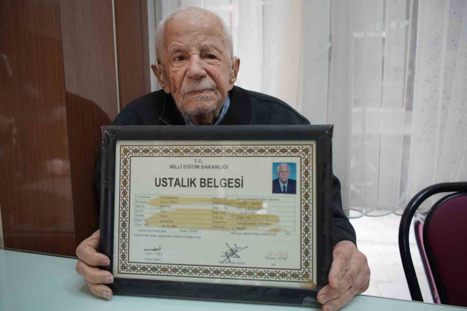 Emekli profes&ouml;r, baba mirası d&ouml;nerci d&uuml;kkanına sahip &ccedil;ıkıyor
