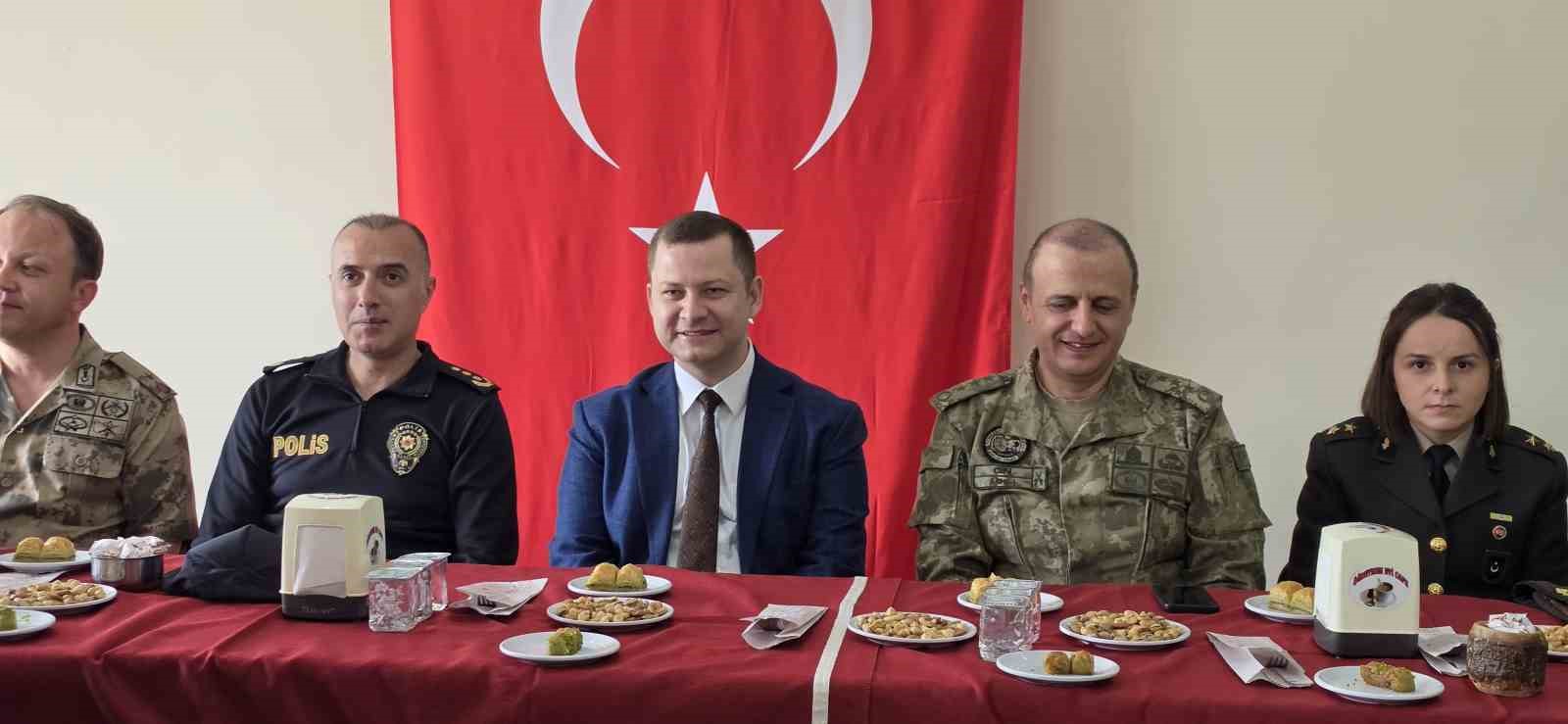 Tatvan&rsquo;da bayramlaşma programı ger&ccedil;ekleştirildi

