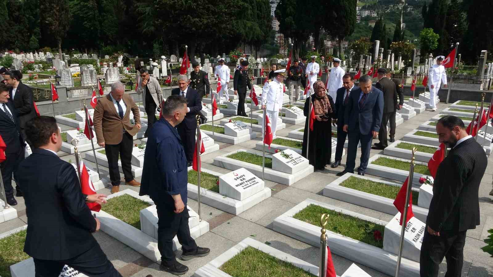 Şehit mezarlarına karanfil bıraktılar, şehit aileleriyle bayramlaştılar
