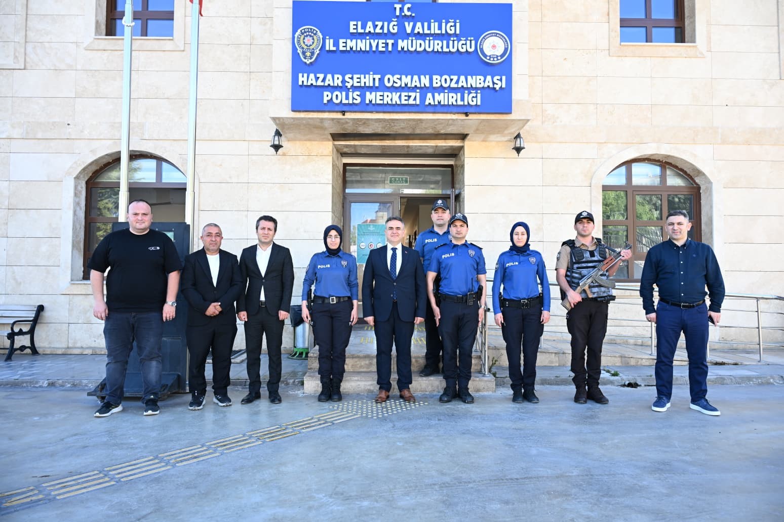 Elazığ&rsquo;da Emniyet M&uuml;d&uuml;r&uuml; Karan, polis memurlarıyla bir araya gelerek bayramlaştı
