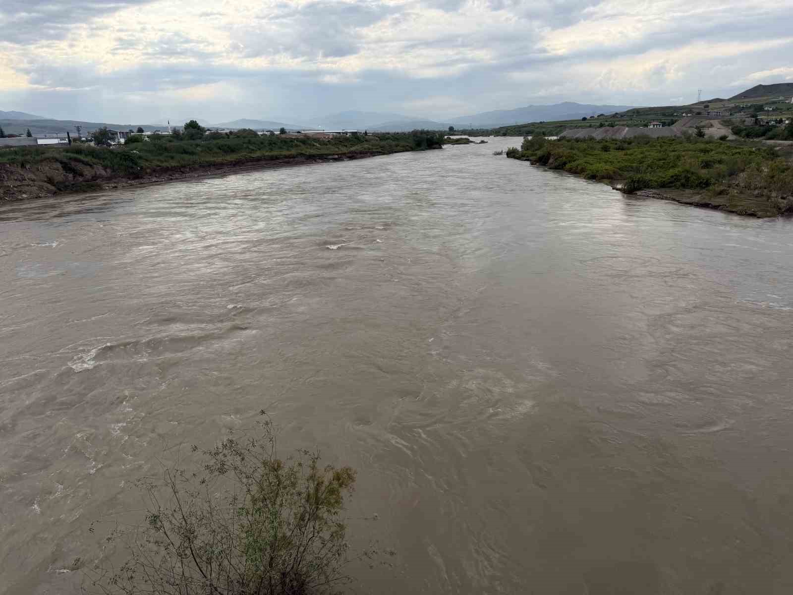Tokat’ta ırmağa giren 2 genç akıntıya kapılarak kayboldu
