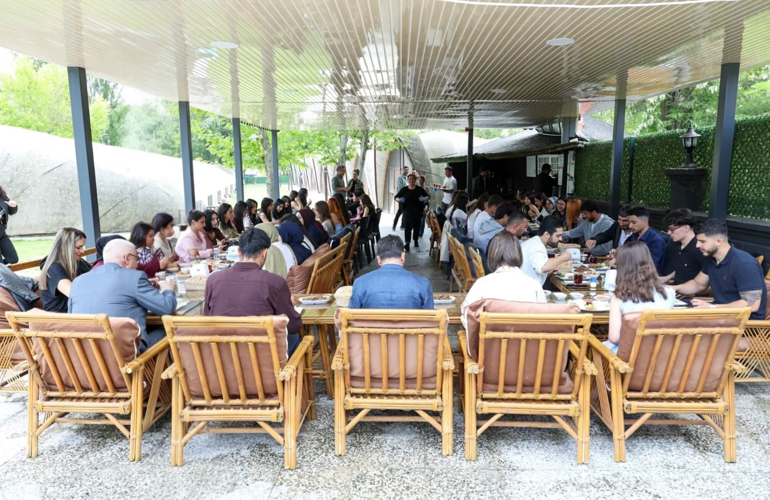 Tunceli Valisi Aygöl, üniversite öğrencileriyle bir araya gelerek bayramlaştı
