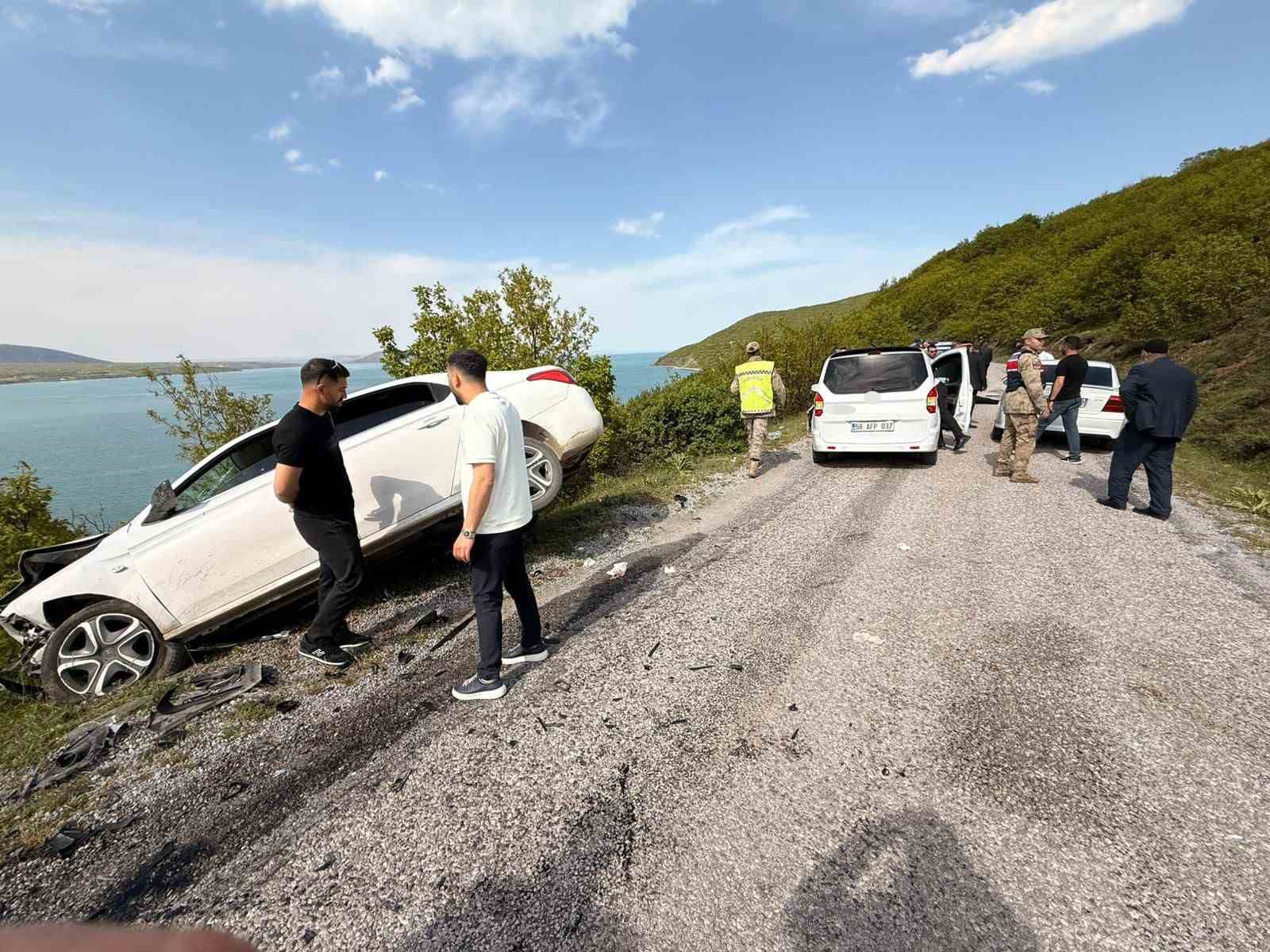Tatvan&rsquo;da otomobille kamyonet &ccedil;arpıştı: 6 yaralı
