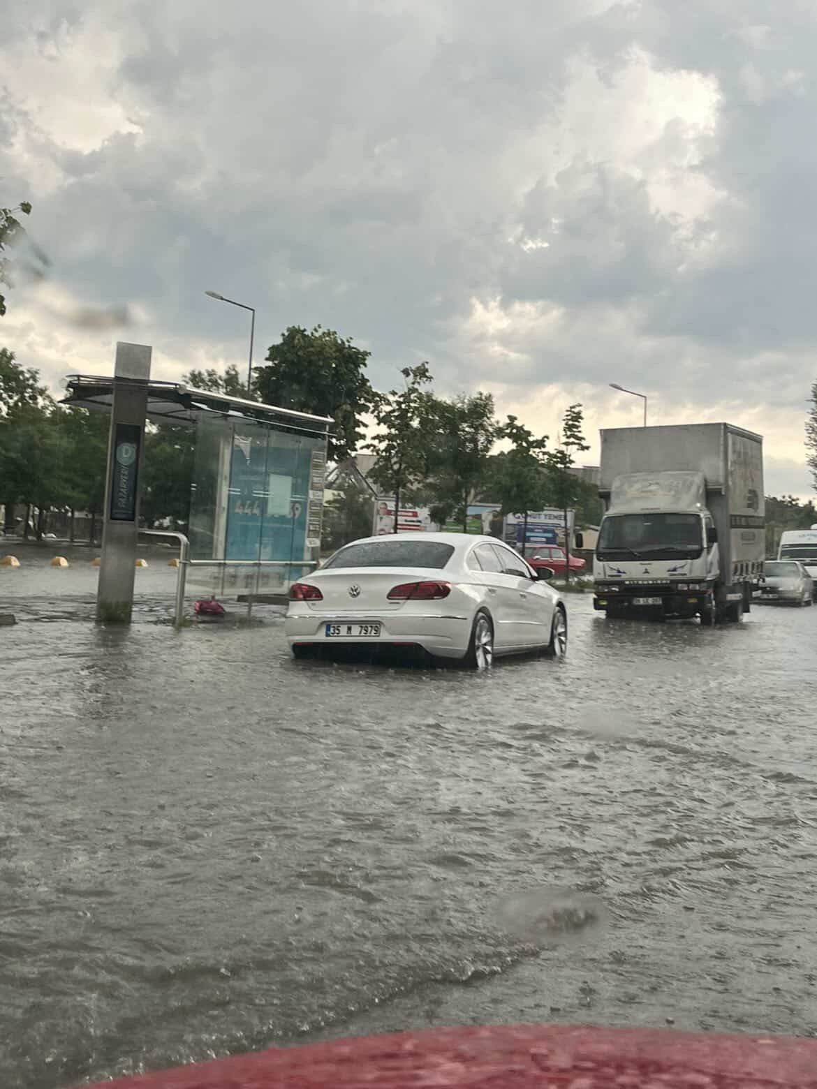 L&uuml;leburgaz&rsquo;da sağanak yağış hayatı fel&ccedil; etti: Cadde ve sokaklar g&ouml;le d&ouml;nd&uuml;
