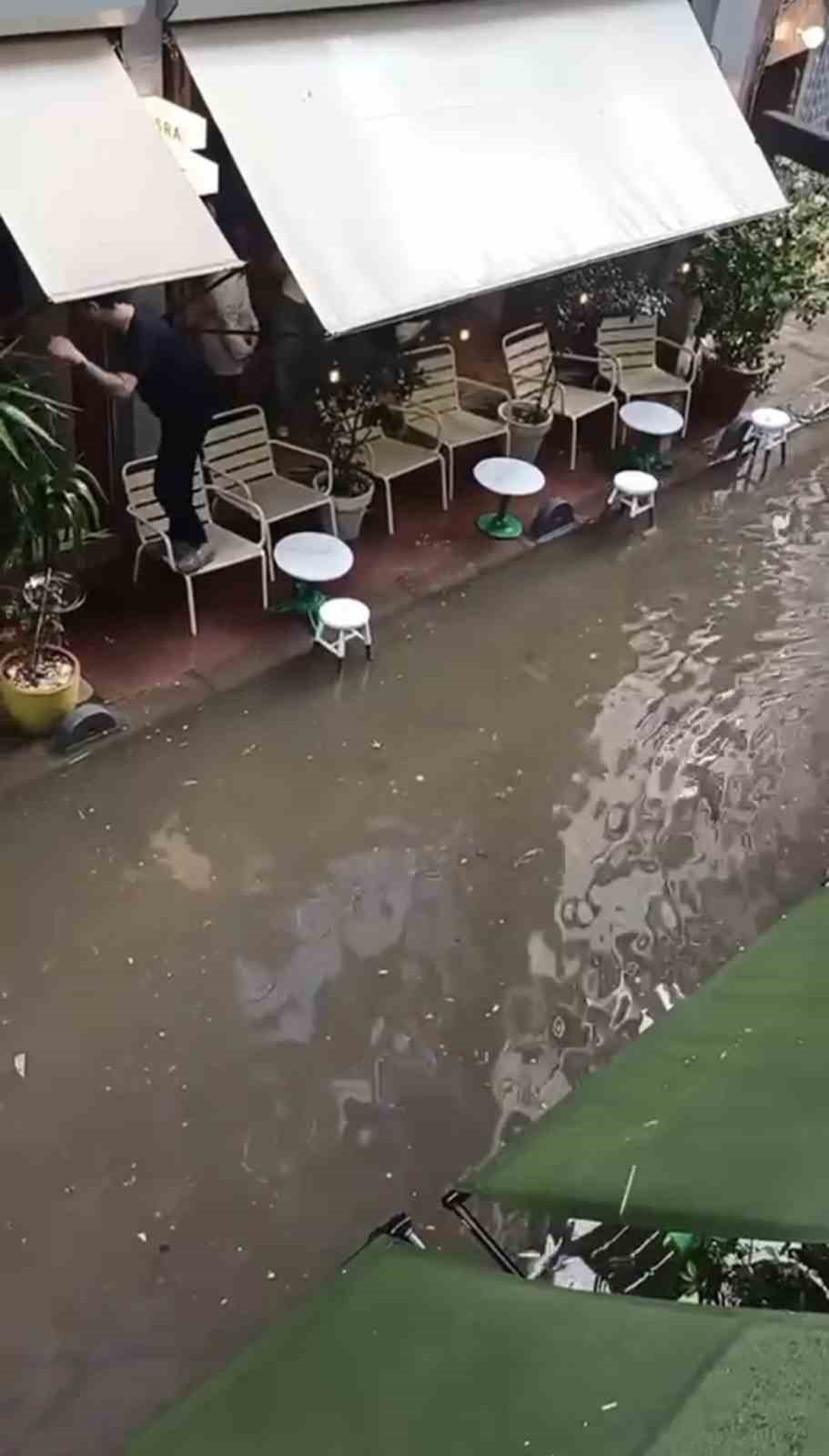İzmit’te sağanak vatandaşlara zor anlar yaşattı