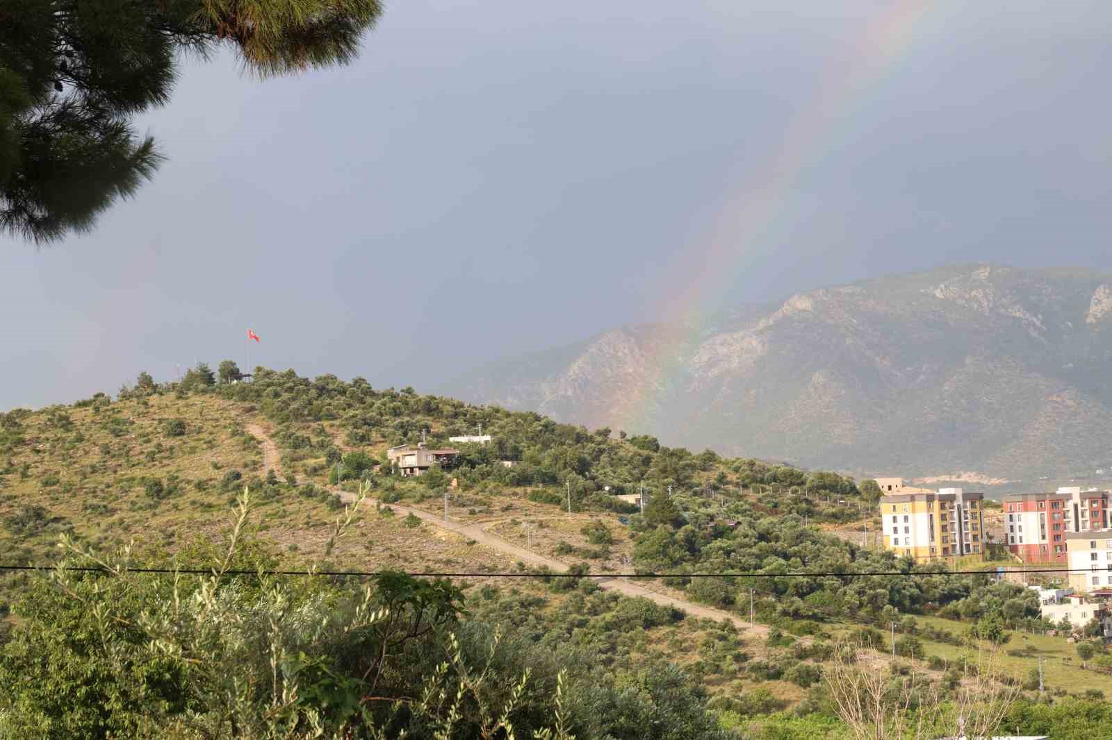 T&uuml;rk bayrağı ve g&ouml;kkuşağı aynı karede buluştu
