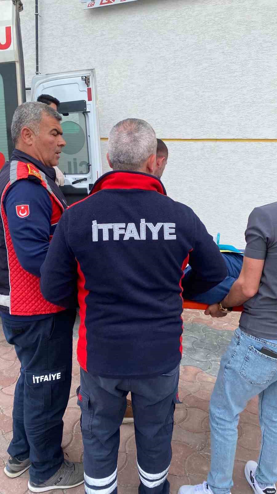 Evinde düşerek yaralanan şahıs ekiplerin yardımıyla hastaneye kaldırıldı