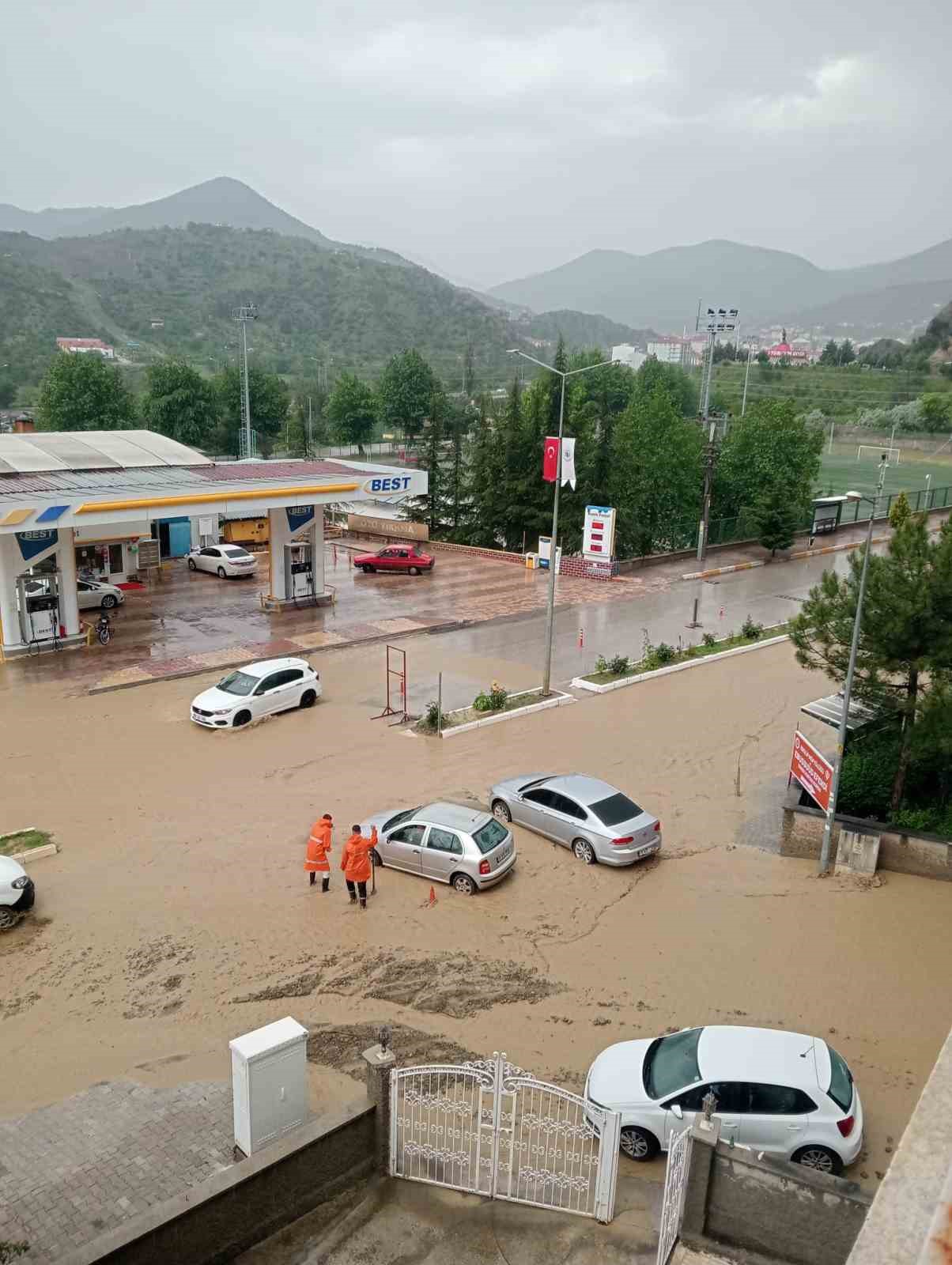 Çorum’da sağanak ve dolu hayatı olumsuz etkiledi