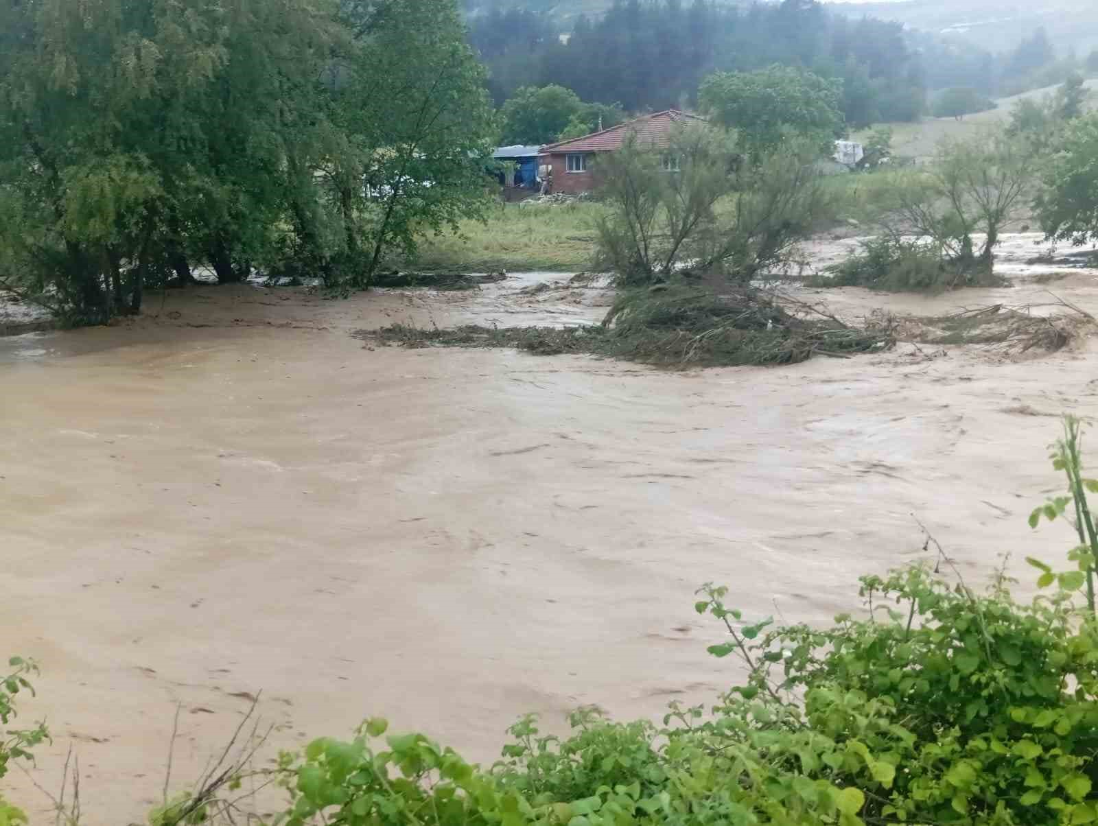 Manisa&rsquo;da sağanak ve dolu etkili oldu
