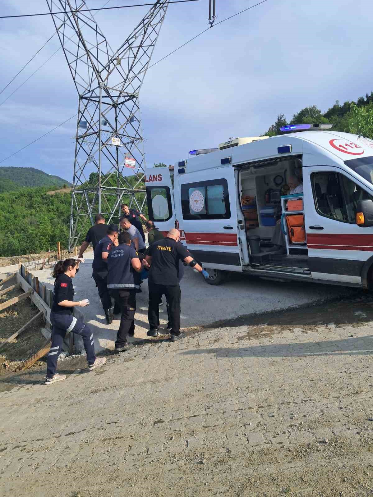 Elektrik direğine &ccedil;arpan hafif ticari ara&ccedil; devrildi: 2 yaralı

