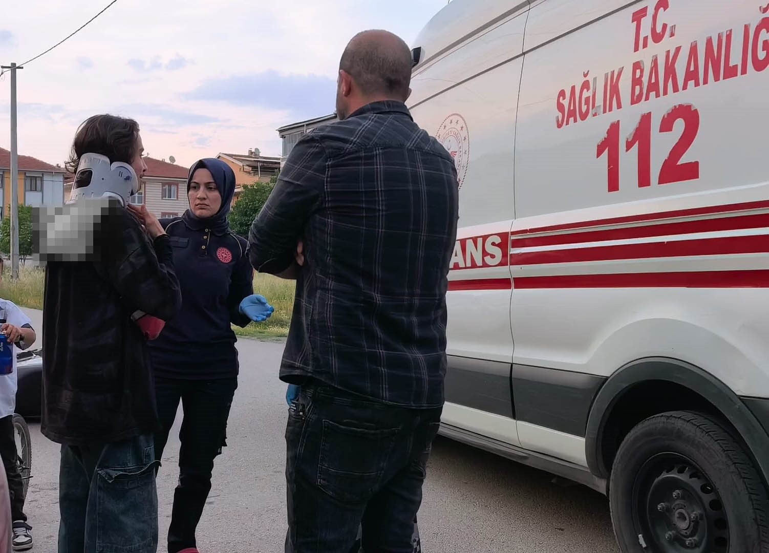 Otomobille &ccedil;arpışan motosikletli yaralandı
