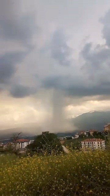 İnegöl’de sağanak etkili oldu, yollar göle döndü