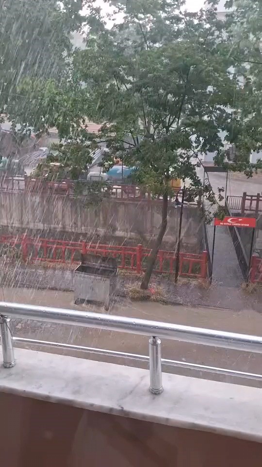 İneg&ouml;l&rsquo;de sağanak etkili oldu, yollar g&ouml;le d&ouml;nd&uuml;
