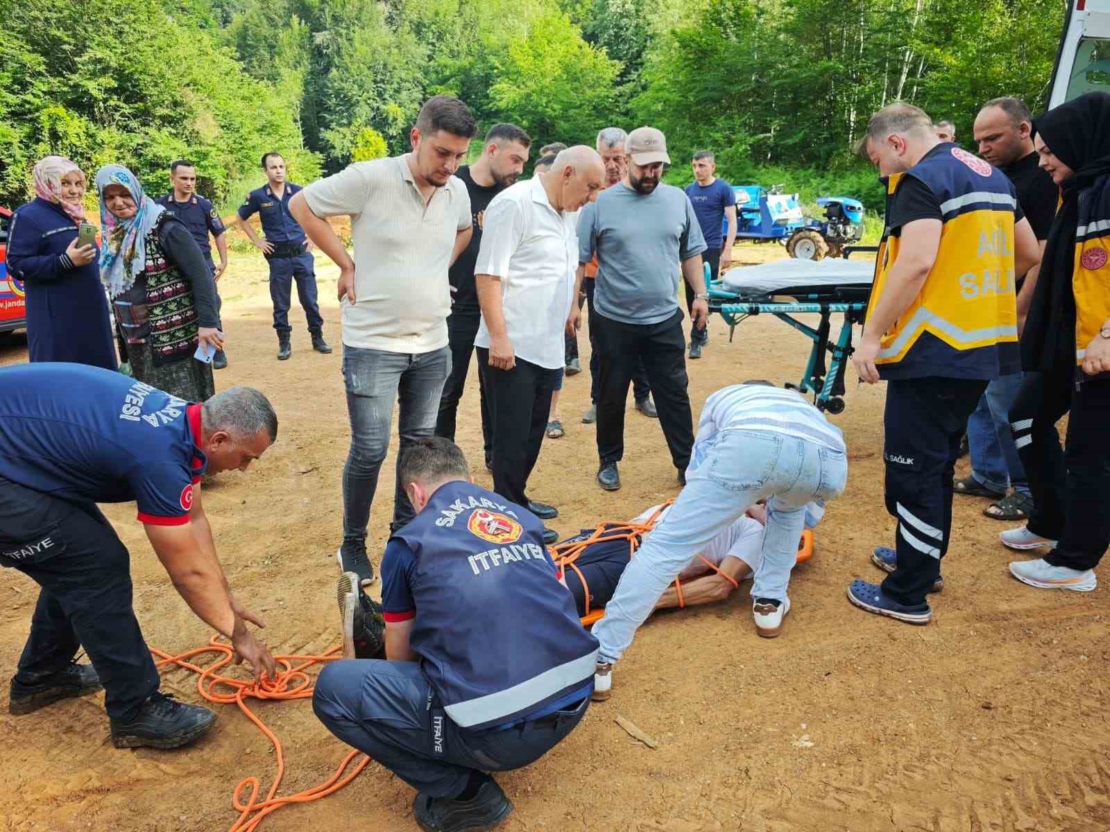 Kayalıklara sıkışan motosikletliye patpatlı kurtarma operasyonu