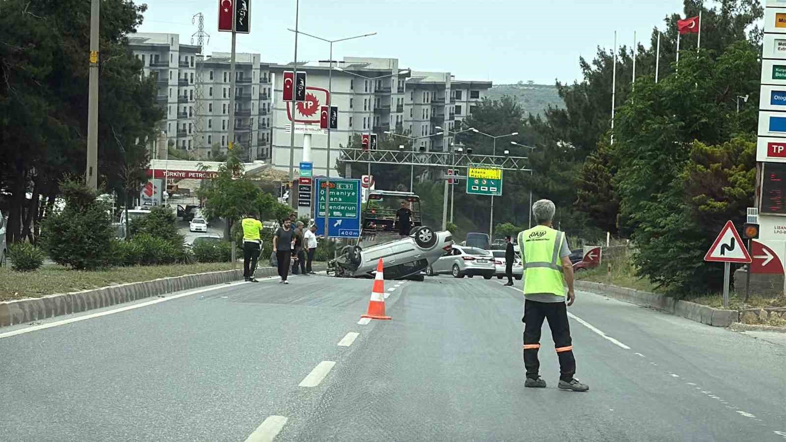 Hatay&rsquo;da ref&uuml;je &ccedil;arpan otomobil takla attı, s&uuml;r&uuml;c&uuml; yaralandı
