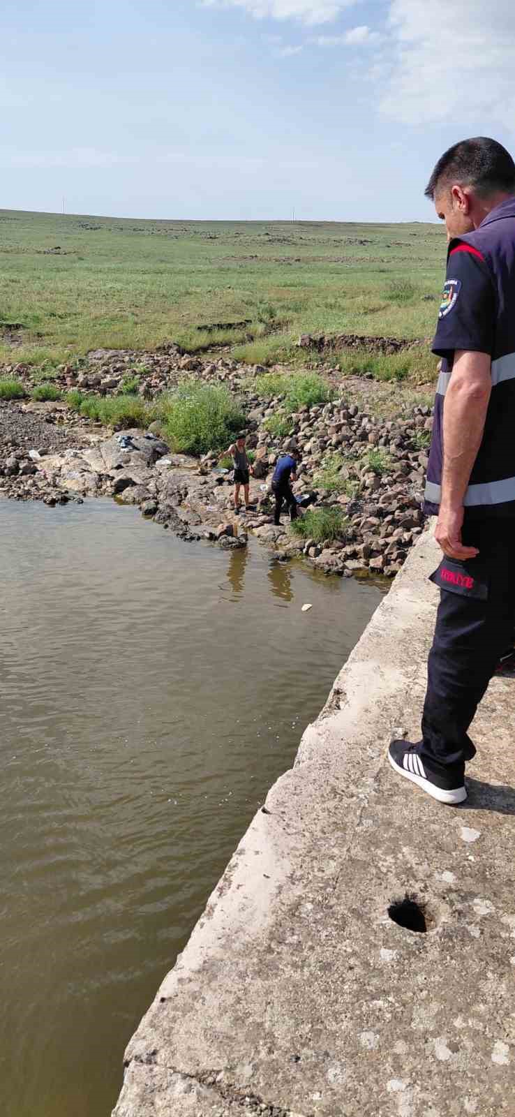 Serinlemek için girdiği derede boğulma tehlikesi geçirdi