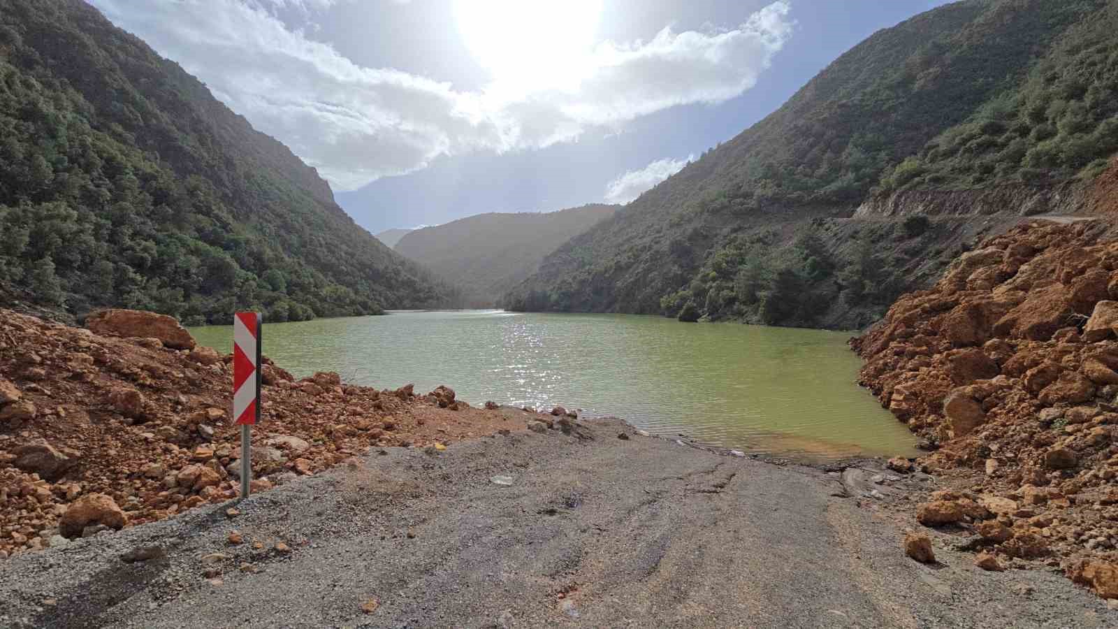 Serinlemek için dereye giren çocuk boğuldu