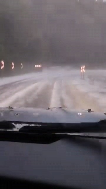 Dolu yağışı yolu beyaza bürüdü