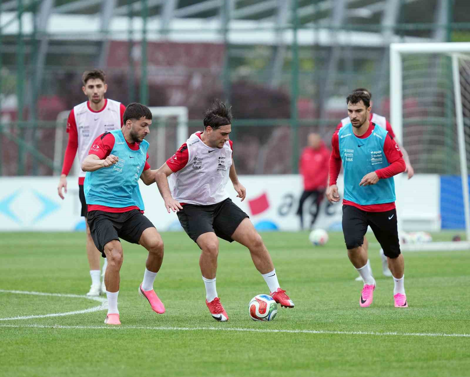 A Mili Futbol Takımı, iki g&uuml;nl&uuml;k iznin ardından &ccedil;alışmalara başladı
