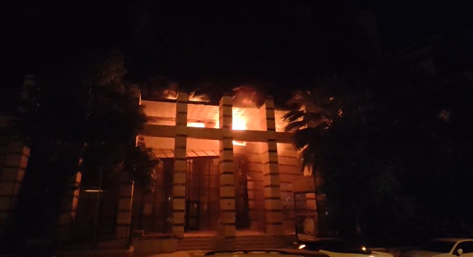 Kuşadası&rsquo;nda eski PTT binasında yangın
