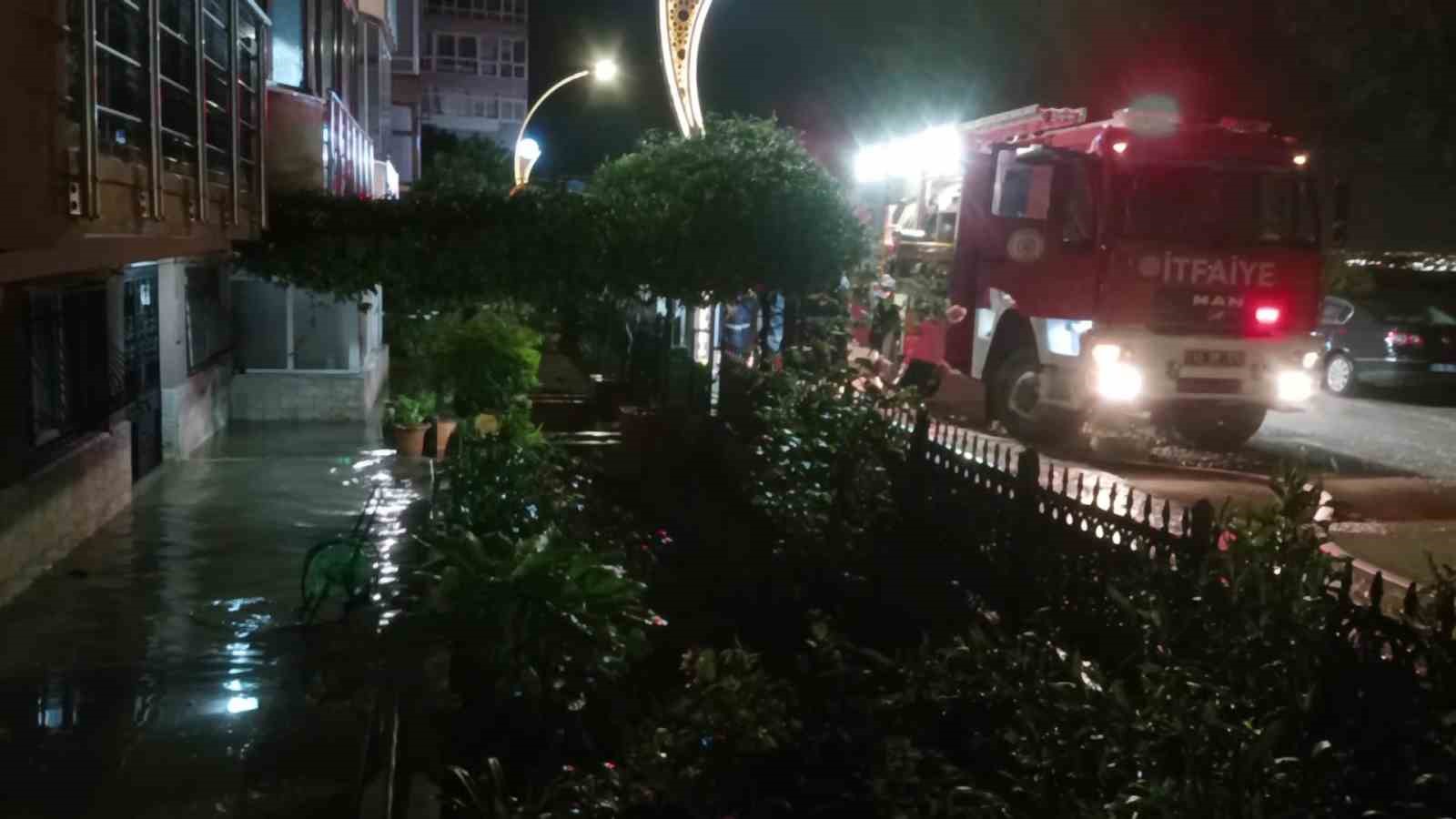 Kocaeli’de sağanak etkili oldu: ev ve iş yerlerini su bastı