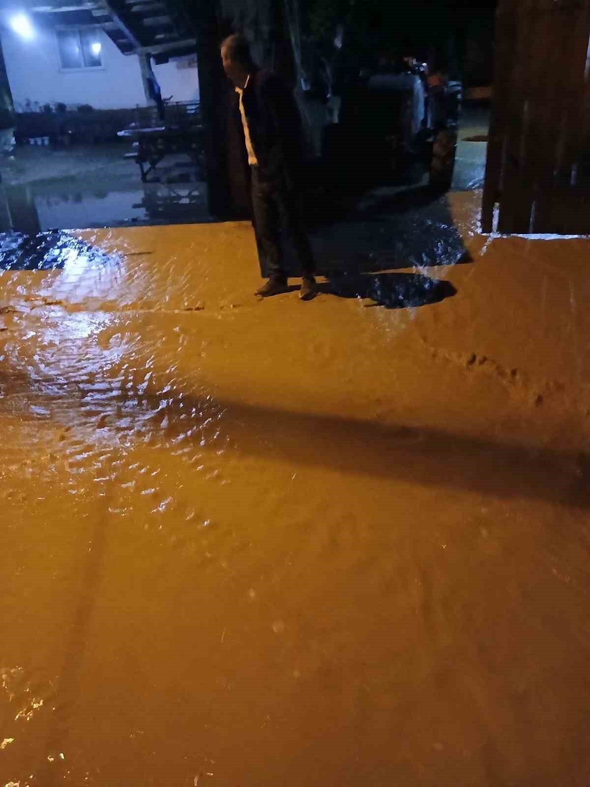 Sağanak yağış sebebiyle evleri su bastı
