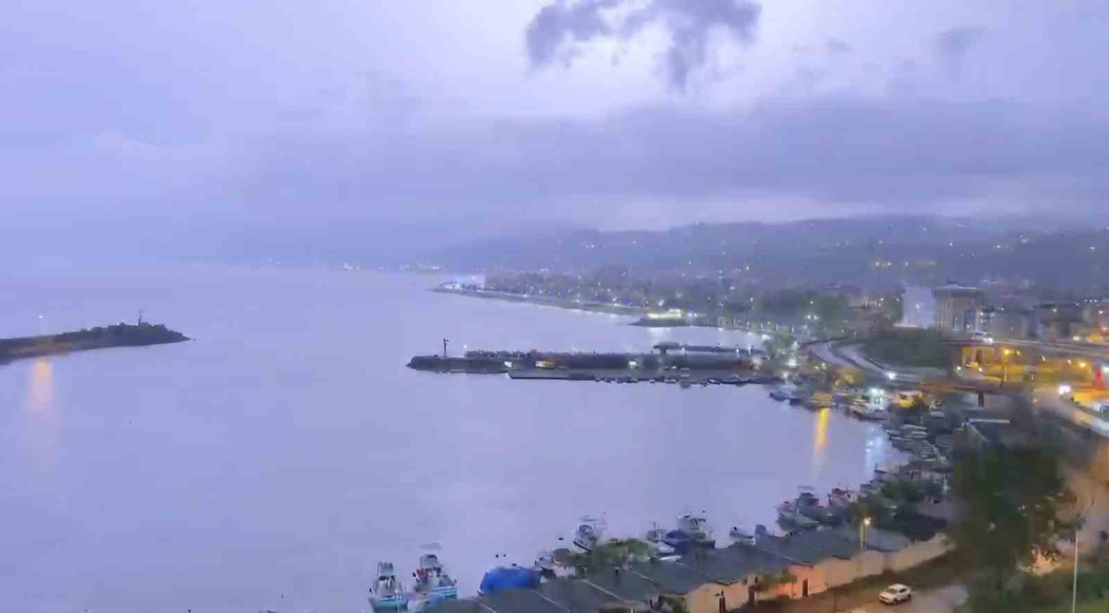 Trabzon’da yağmurla birlikte çakan şimşekler gökyüzünü aydınlattı