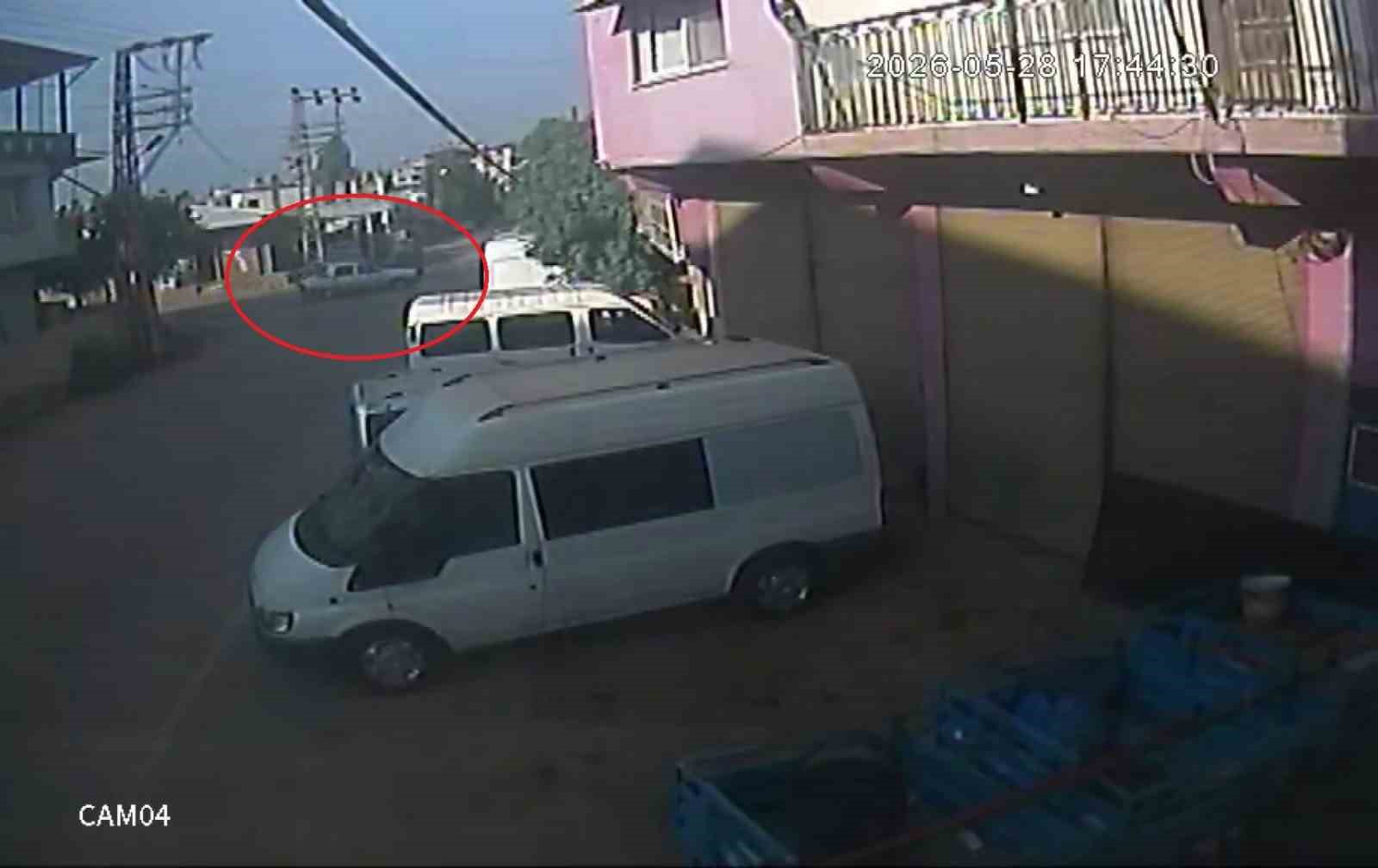 Otomobillerin çarpıştığı kazada 2 kişi yaralandı o anlar kamerada