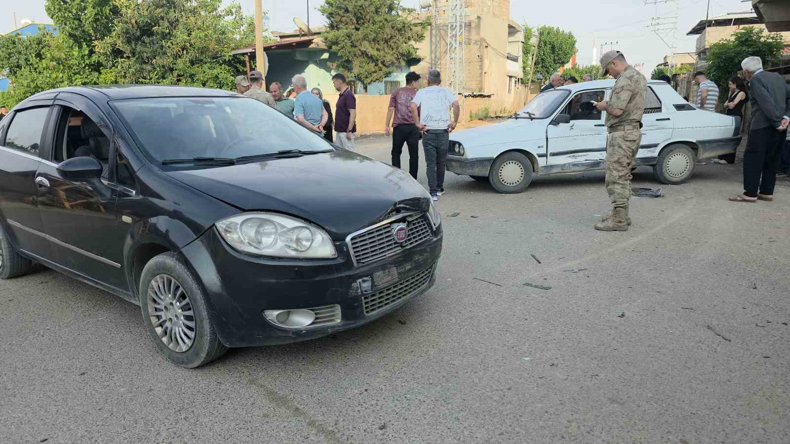Otomobillerin çarpıştığı kazada 2 kişi yaralandı o anlar kamerada